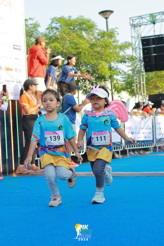 Race photo from PIK NITE RUN 2025