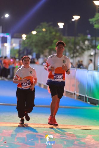 Race photo from PIK NITE RUN 2025