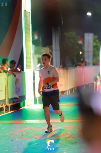 Race photo from PIK NITE RUN 2025