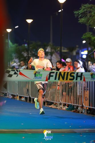 Race photo from PIK NITE RUN 2025