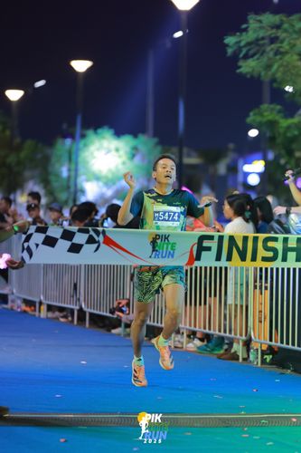 Race photo from PIK NITE RUN 2025