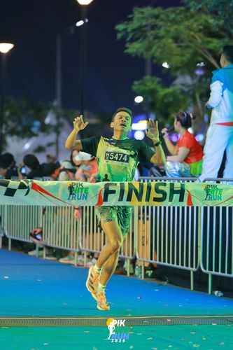 Race photo from PIK NITE RUN 2025