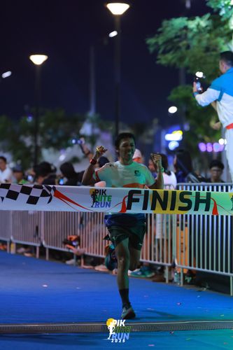 Race photo from PIK NITE RUN 2025
