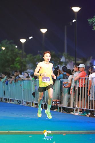 Race photo from PIK NITE RUN 2025