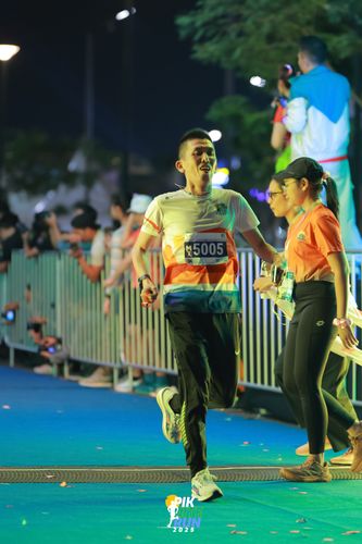 Race photo from PIK NITE RUN 2025