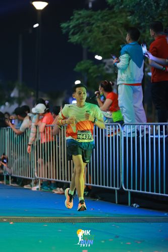 Race photo from PIK NITE RUN 2025