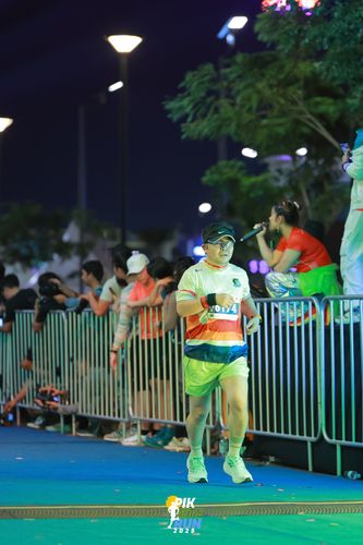 Race photo from PIK NITE RUN 2025