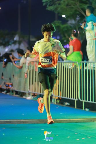 Race photo from PIK NITE RUN 2025
