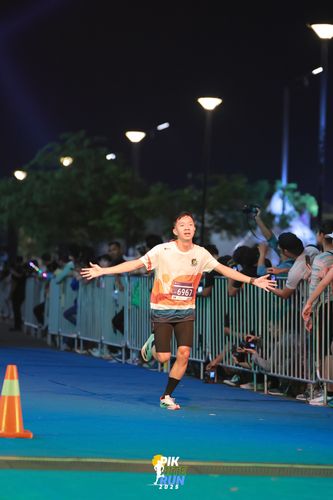 Race photo from PIK NITE RUN 2025