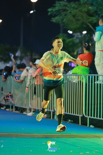 Race photo from PIK NITE RUN 2025