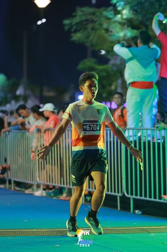 Race photo from PIK NITE RUN 2025