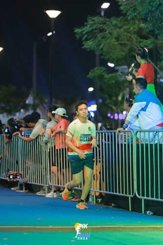 Race photo from PIK NITE RUN 2025