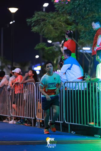Race photo from PIK NITE RUN 2025
