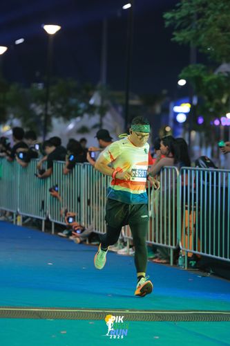 Race photo from PIK NITE RUN 2025