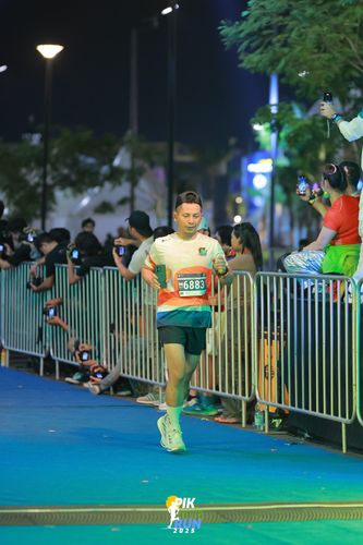 Race photo from PIK NITE RUN 2025