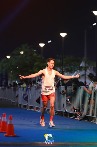 Race photo from PIK NITE RUN 2025