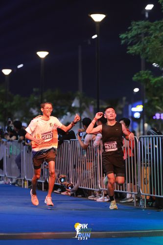 Race photo from PIK NITE RUN 2025