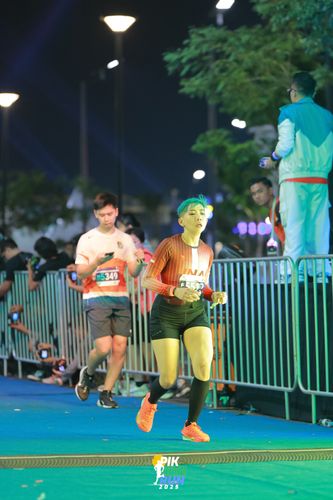 Race photo from PIK NITE RUN 2025