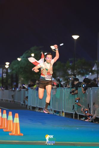 Race photo from PIK NITE RUN 2025