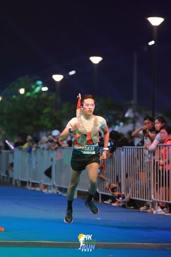 Race photo from PIK NITE RUN 2025