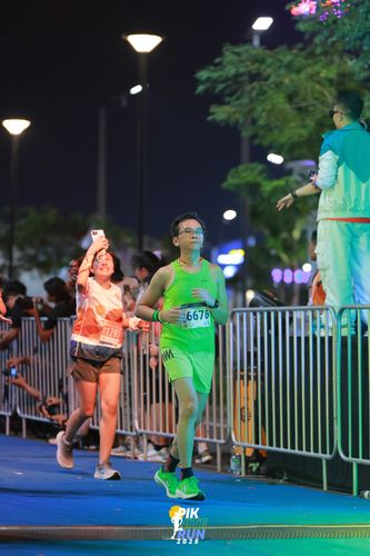 Race photo from PIK NITE RUN 2025