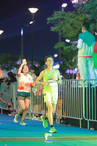 Race photo from PIK NITE RUN 2025