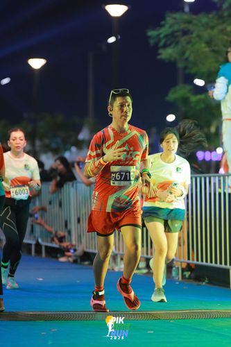 Race photo from PIK NITE RUN 2025
