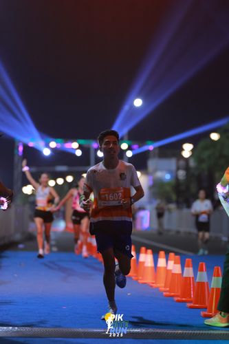 Race photo from PIK NITE RUN 2025