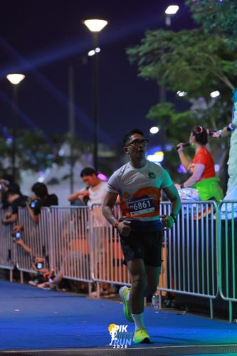 Race photo from PIK NITE RUN 2025