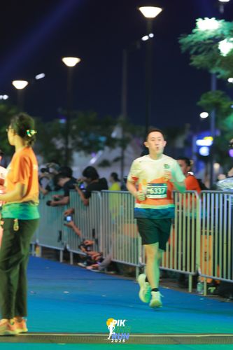 Race photo from PIK NITE RUN 2025