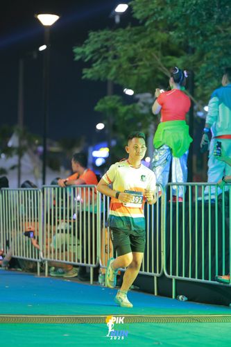 Race photo from PIK NITE RUN 2025