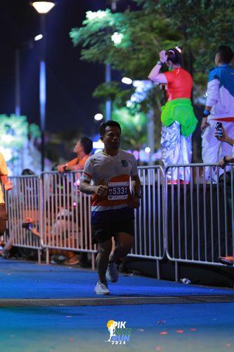 Race photo from PIK NITE RUN 2025
