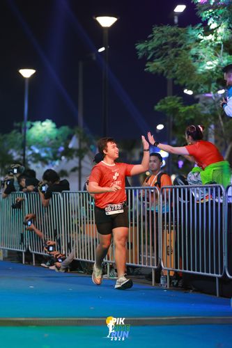 Race photo from PIK NITE RUN 2025