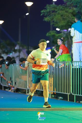 Race photo from PIK NITE RUN 2025