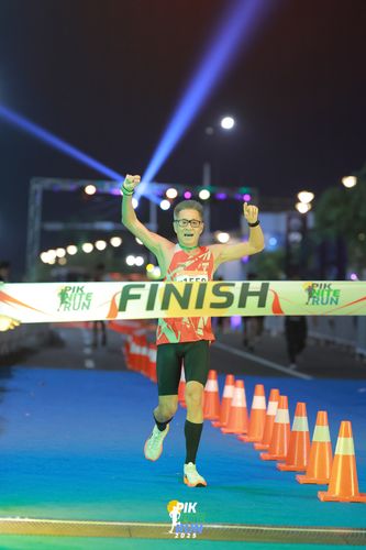 Race photo from PIK NITE RUN 2025