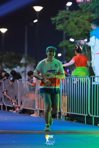 Race photo from PIK NITE RUN 2025