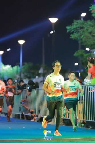 Race photo from PIK NITE RUN 2025