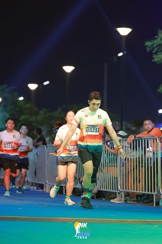 Race photo from PIK NITE RUN 2025