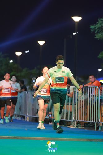 Race photo from PIK NITE RUN 2025