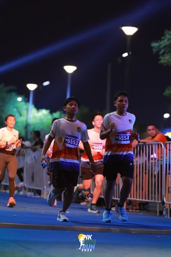 Race photo from PIK NITE RUN 2025
