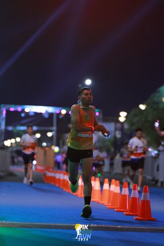Race photo from PIK NITE RUN 2025
