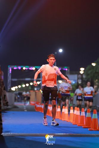 Race photo from PIK NITE RUN 2025
