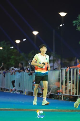 Race photo from PIK NITE RUN 2025