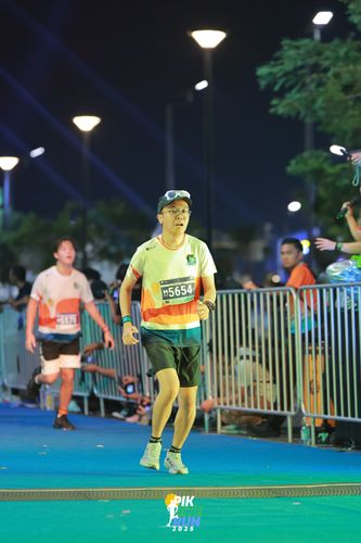 Race photo from PIK NITE RUN 2025
