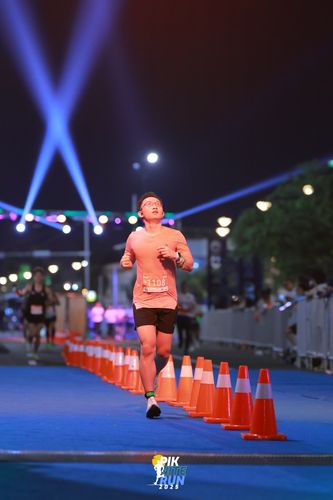 Race photo from PIK NITE RUN 2025
