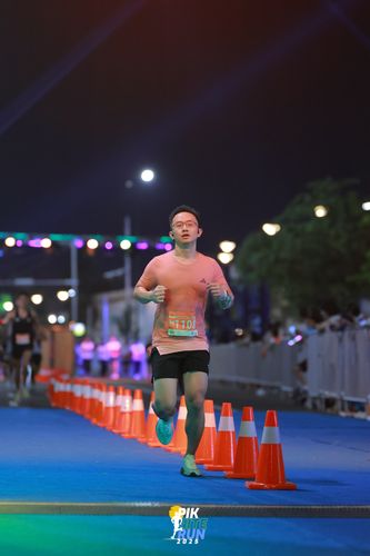 Race photo from PIK NITE RUN 2025