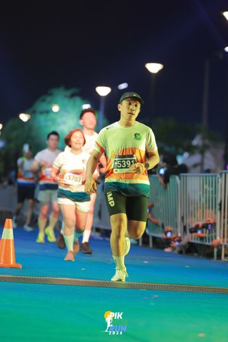 Race photo from PIK NITE RUN 2025