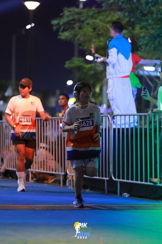 Race photo from PIK NITE RUN 2025