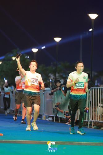 Race photo from PIK NITE RUN 2025
