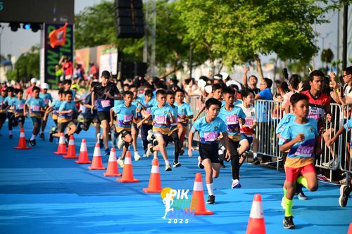 Race photo from PIK NITE RUN 2025